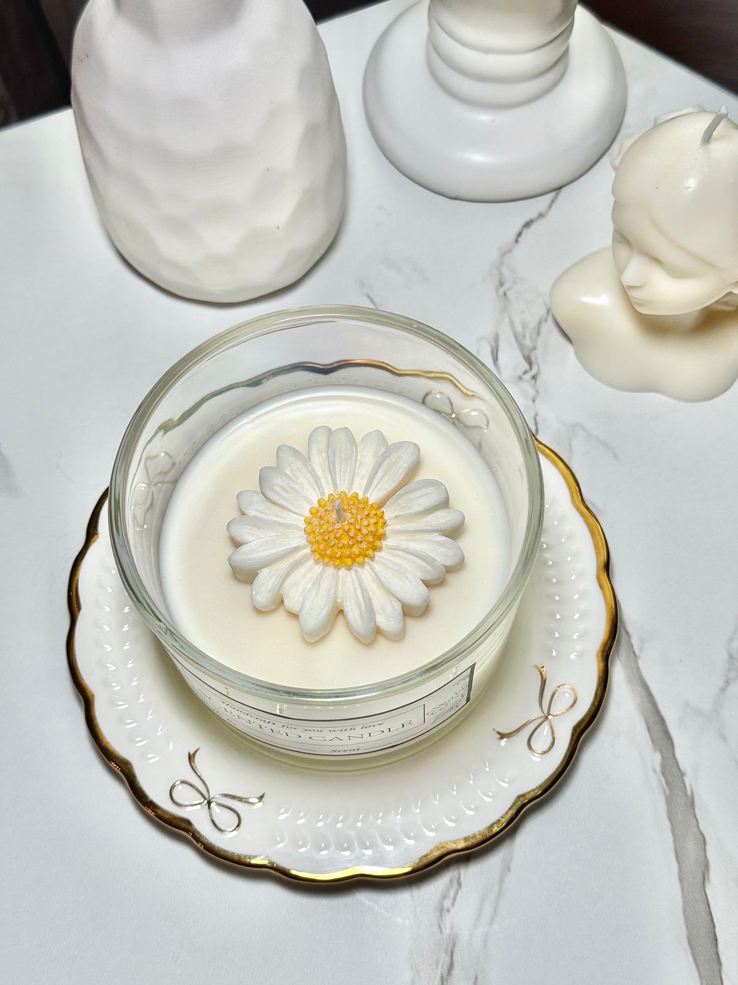 Handcrafted Daisy Scented Candle with Lid - 16 oz - Premium Soy Wax - Made in USA - Long Lasting & Eco Friendly - Elegant Design - Perfect for Gifting & Home Decor