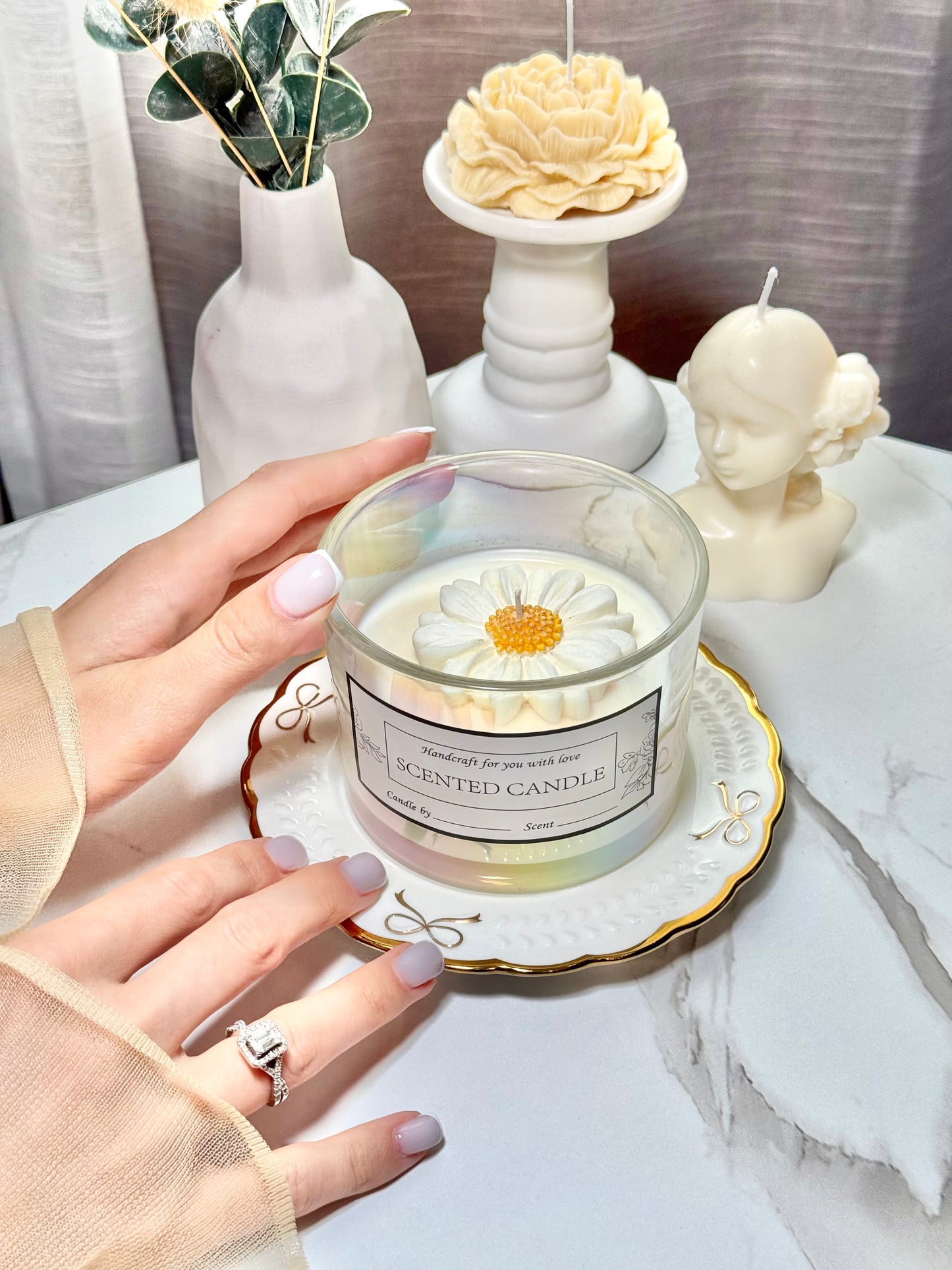 Handcrafted Daisy Scented Candle with Lid - 16 oz - Premium Soy Wax - Made in USA - Long Lasting & Eco Friendly - Elegant Design - Perfect for Gifting & Home Decor